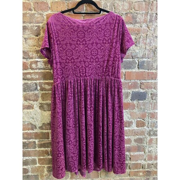 TORRID Magenta Pink/Purple Raise Velvet Floral Print Scoop Neck Cap Sleeve Knee - Picture 5 of 10